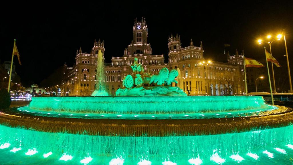 La Fuente Cibeles iluminada de verde por la celebración de San Patricio.