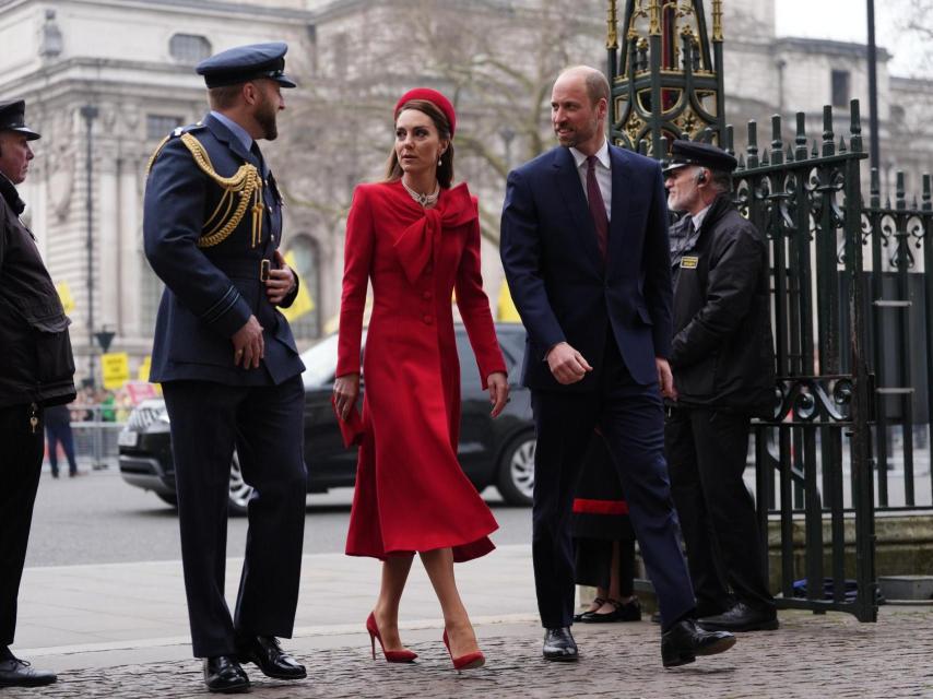 Los príncipes de Gales, a su llegada a la abadía.