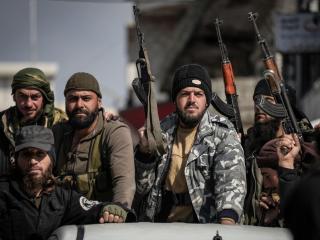 Miembros de las fuerzas de seguridad sirias patrullan una calle en la ciudad de Jableh, al sur de Latakia.