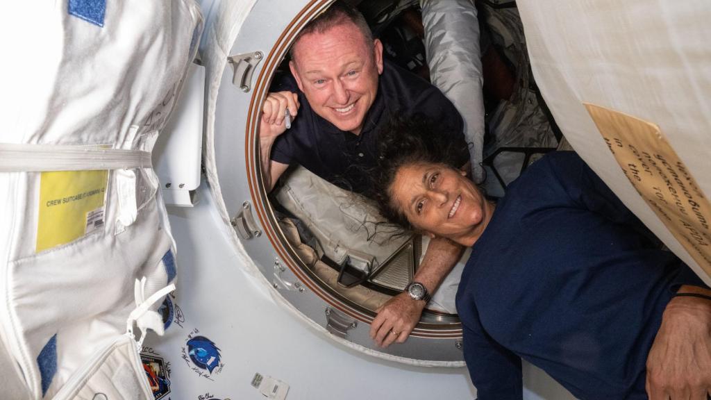 Los astronautas Butch Wilmore (izqda) y Suni Williams (dcha) en la ISS.