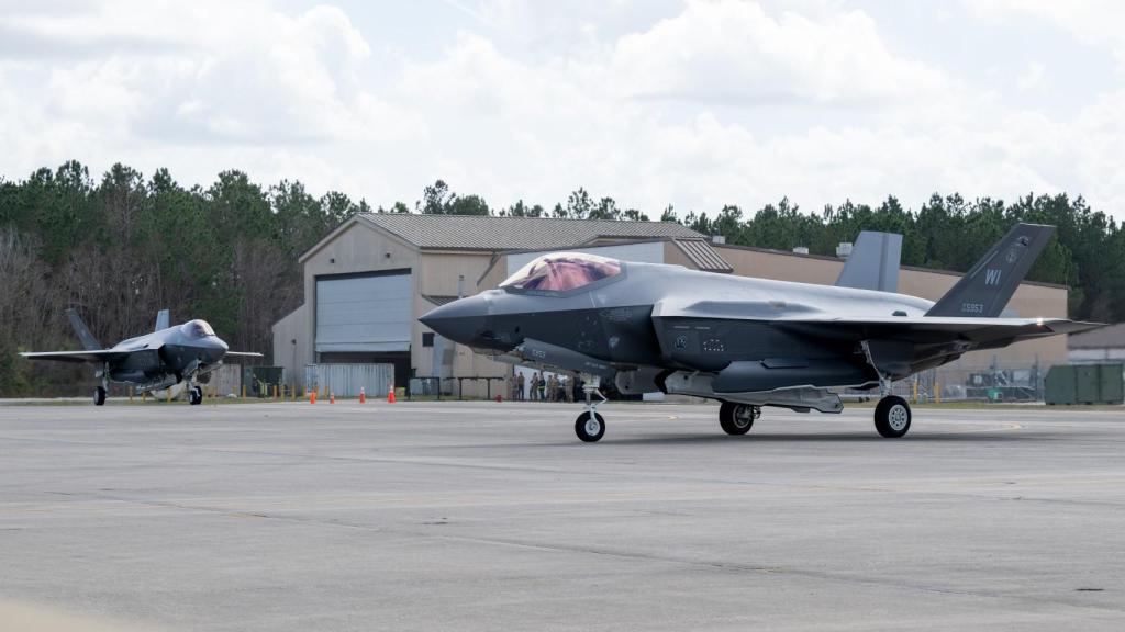 Pareja de F-35 en la plataforma de una base aérea