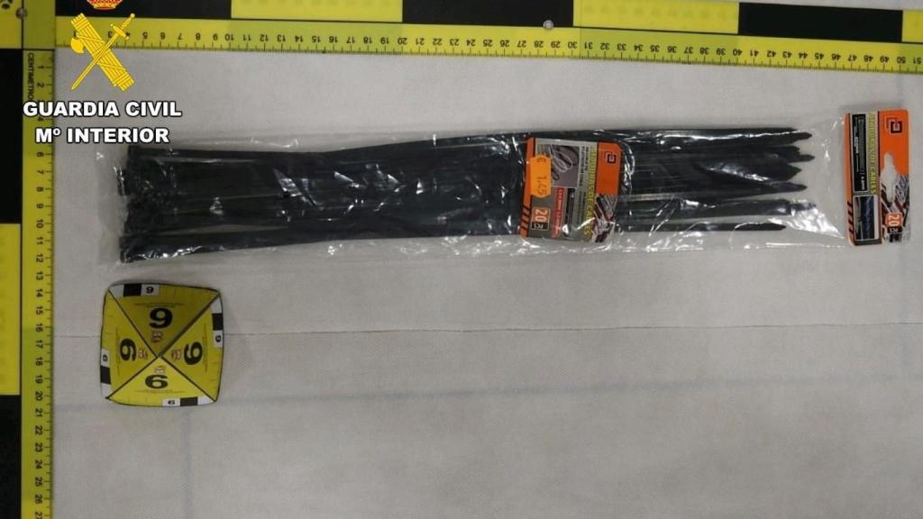 Los agentes incautaron bridas, guantes de látex y cinta de carrocero.