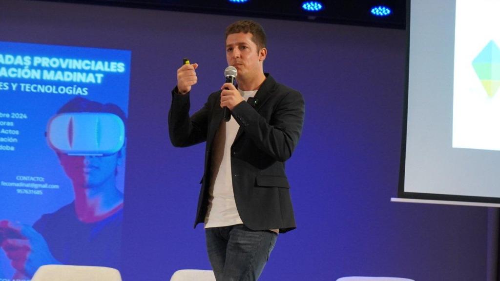 José Alberto Cruz, hace unos meses, dando una charla sobre el control parental de los menores en redes sociales.