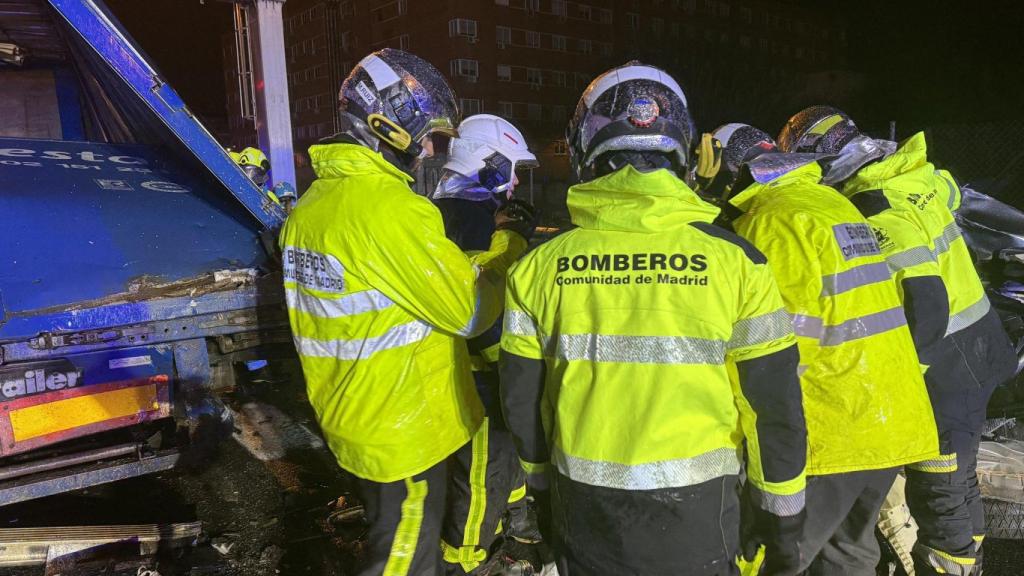Los bomberos de la Comunidad de Madrid esta madrugada trabajando en la zona del accidente.
