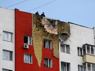 Un edificio de Moscú dañado por un dron ucraniano.