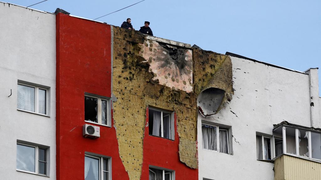 Un edificio de Moscú dañado por un dron ucraniano.