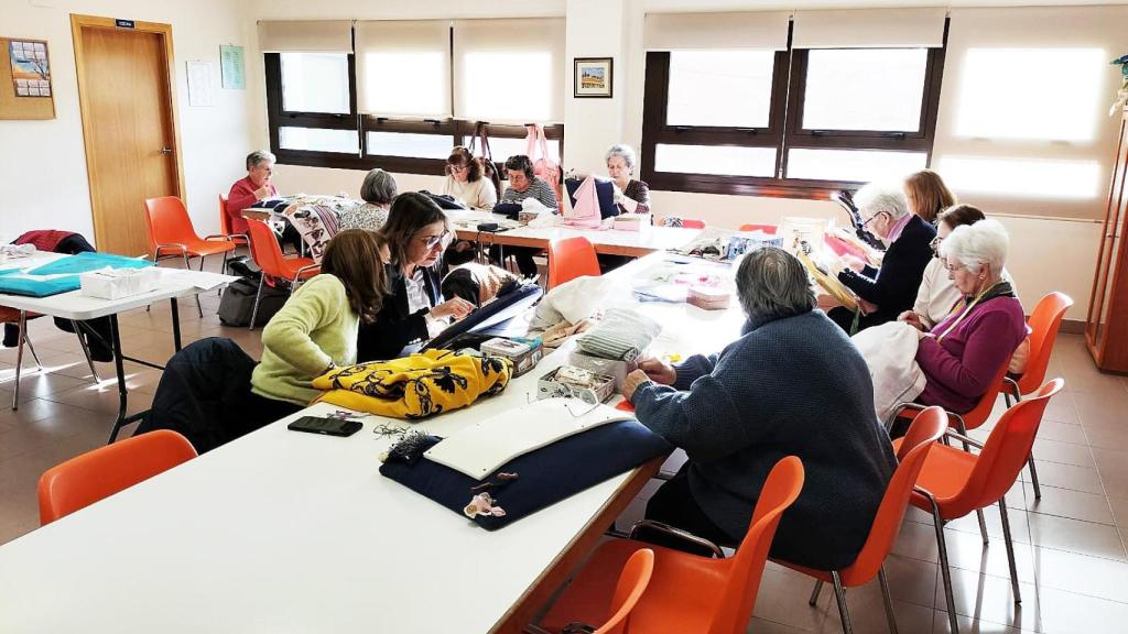 El grupo de encajeras tejiendo con las directrices de Teresa