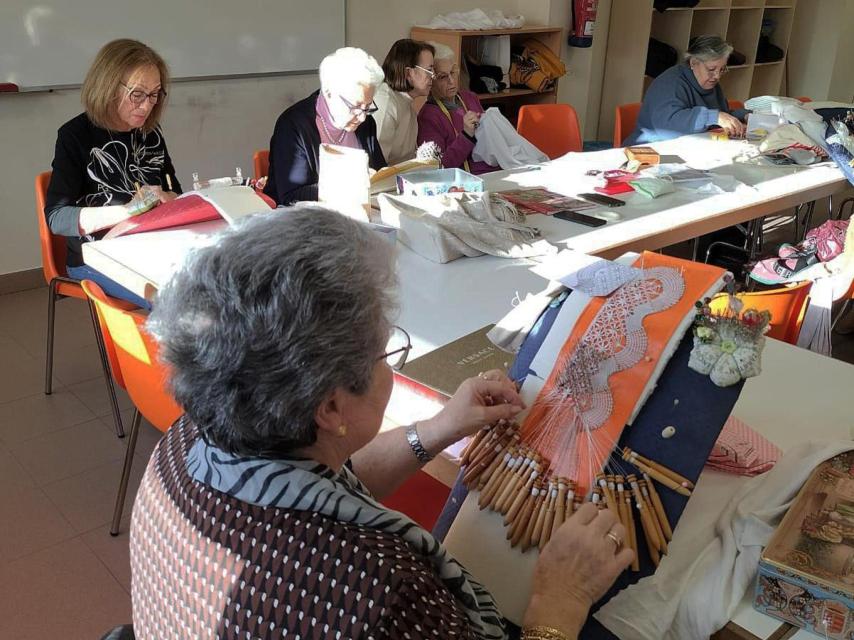 Teresa al fondo y una de las actividades de las encajeras en Villanubla