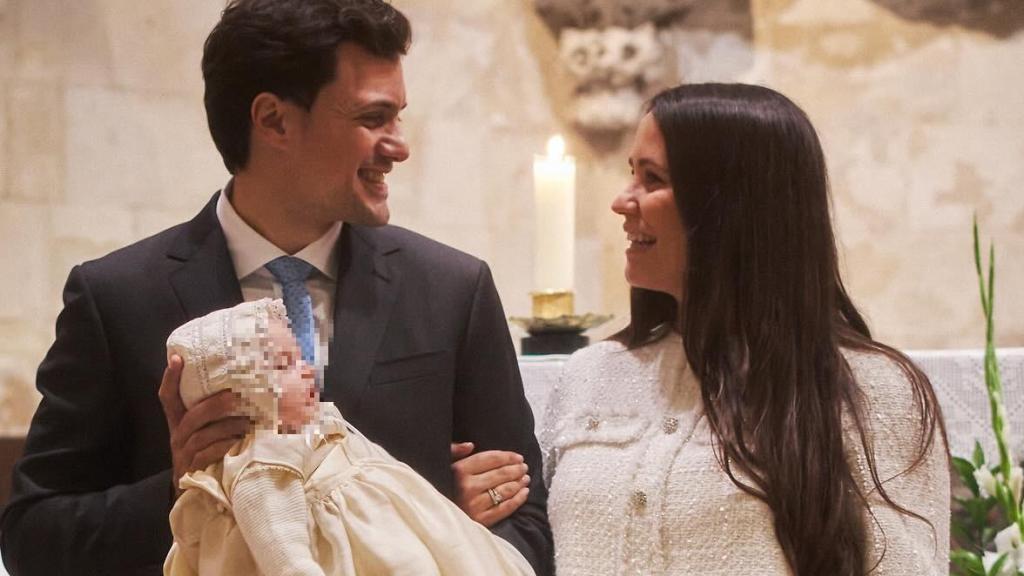 Carolina Monje y Álex Lopera, mirándose, enamorados.