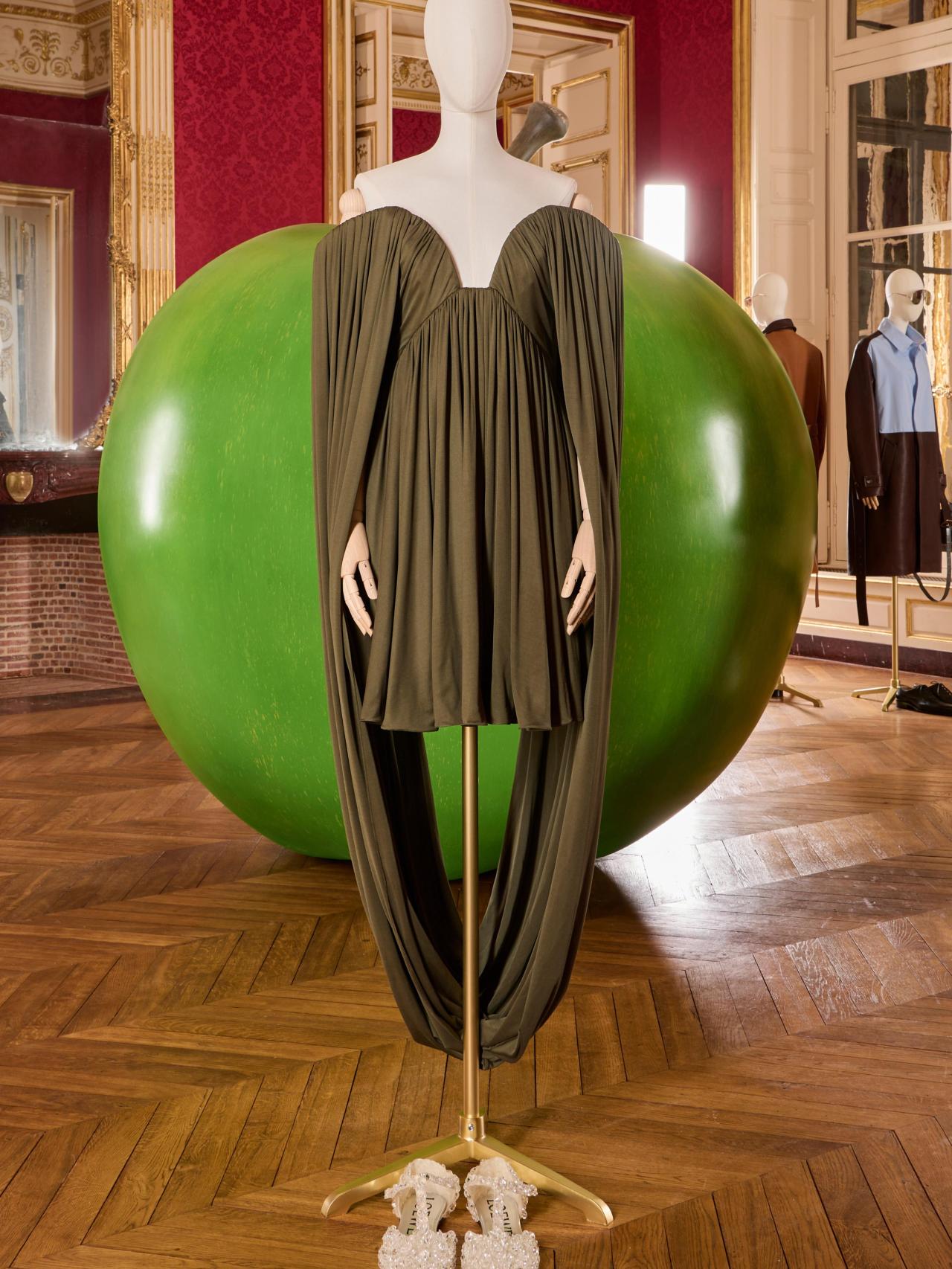 Silueta de la presentación de LOEWE.