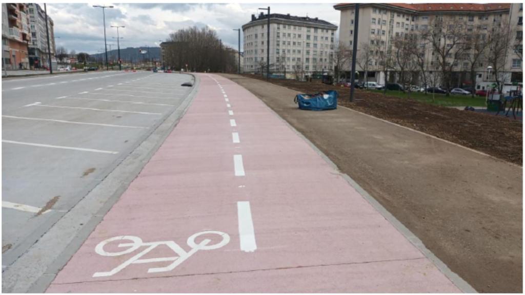 Aparcamiento y carril bici en la avenida