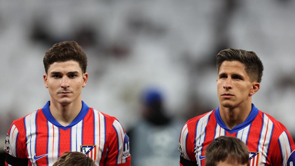 Julián Álvarez y Giuliano Simeone, antes de un partido del Atlético de Madrid