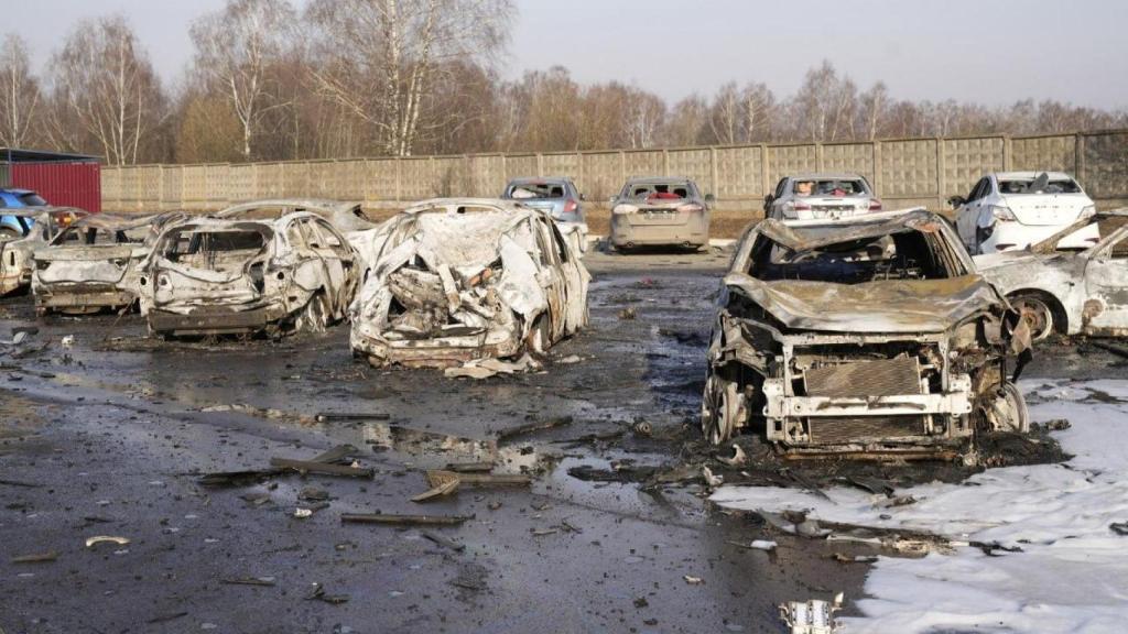 Varios coches calcinados tras el ataque con drones de Kiev.