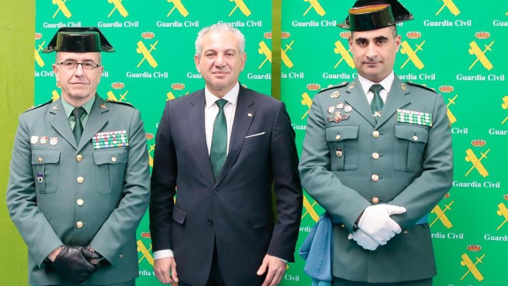 Nicanor Sen, junto al nuevo jefe de la Comandancia de la Guardia Civil de Salamanca (dcha)