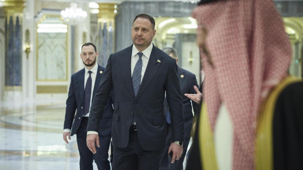 El jefe de la oficina presidencial ucraniana, Andrí Yermak, en Yeda.