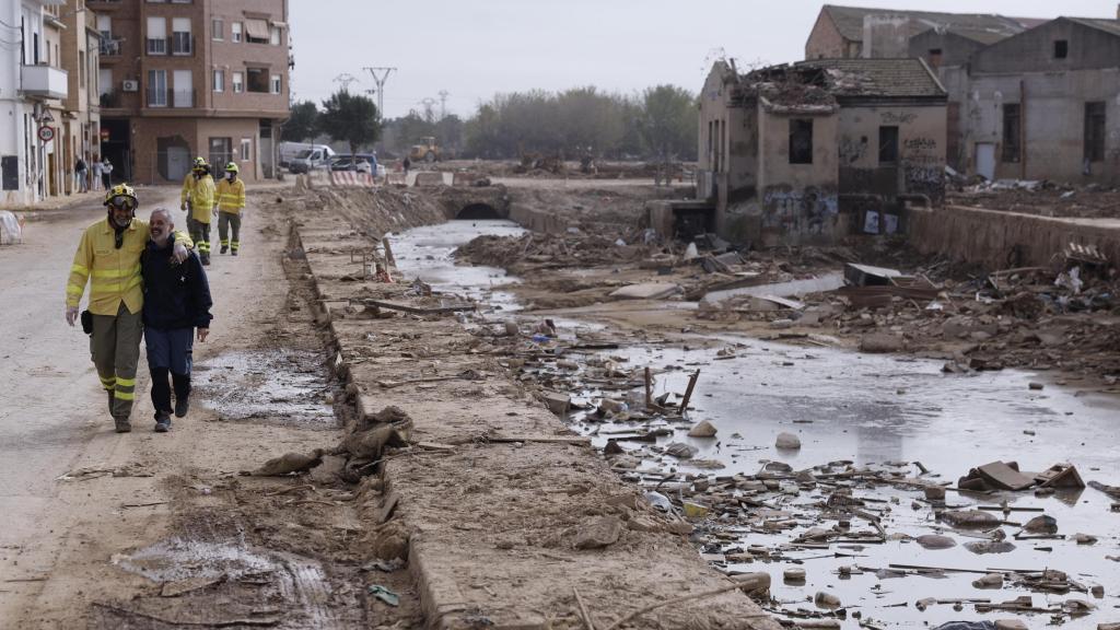 Labores de limpieza en una calle de Catarroja. Efe / Kai Forsterling