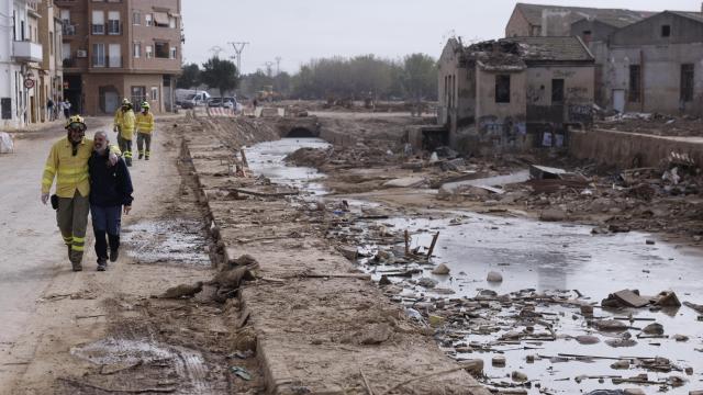 Labores de limpieza en una calle de Catarroja. Efe / Kai Forsterling