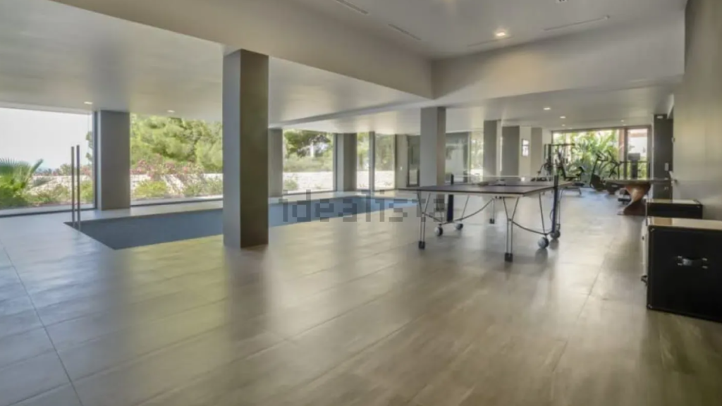 Sala de juegos, piscina cubierta y gimnasio