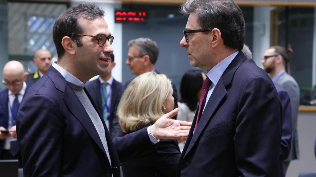 El ministro de Economía, Carlos Cuerpo, conversa con su homólogo italiano, Giancarlo Giorgetti, durante el Ecofin de este martes en Bruselas