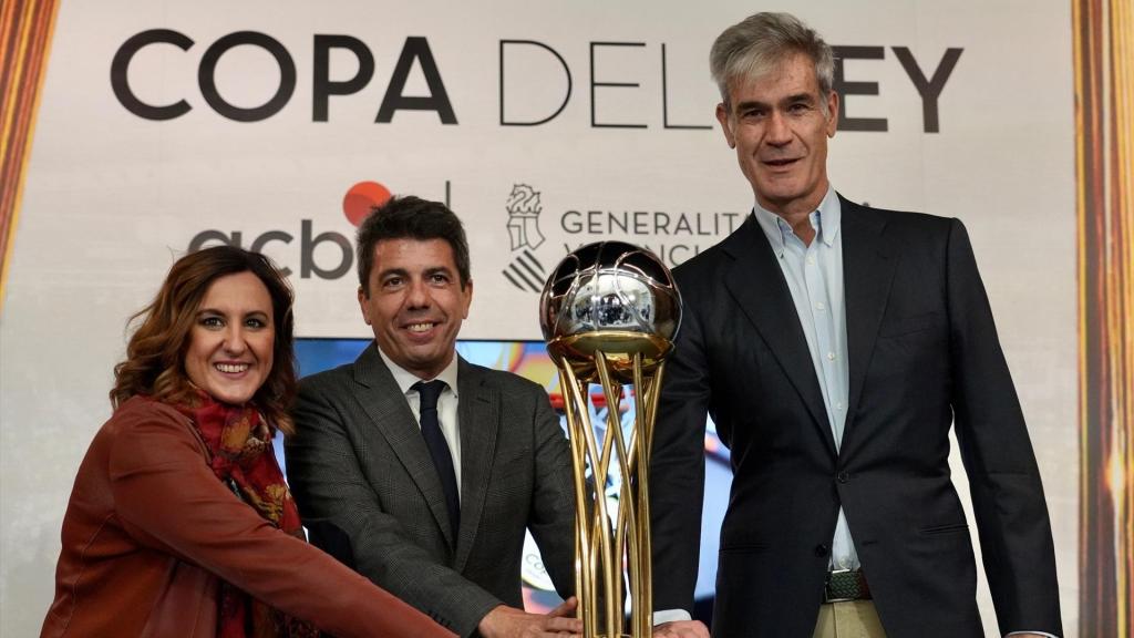 María José Catalá, Carlos Mazón y Antonio Martín tras presentar el acuerdo por el que Valencia acogerá la Copa del Rey de baloncesto en 2026 y 2027. Eduardo Manzana