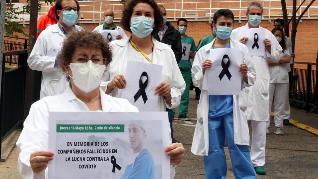 Médicos del Hospital Clínico Universitario de Valladolid participan en una concentración de dos minutos en recuerdo de los médicos fallecidos en España durante la crisis del Covid-19