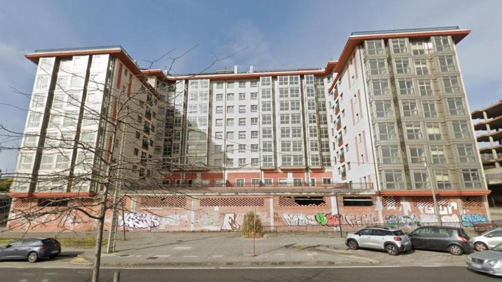 Fachada principal del edificio casi terminado pero deshabitado de la avenida de Finisterre.