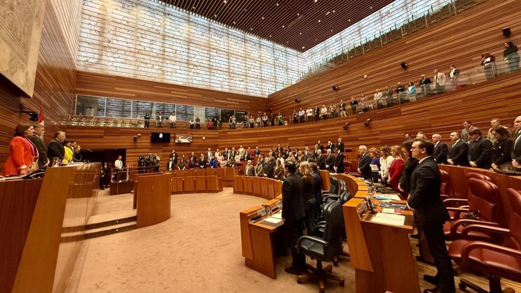 Minuto de silencio en las Cortes