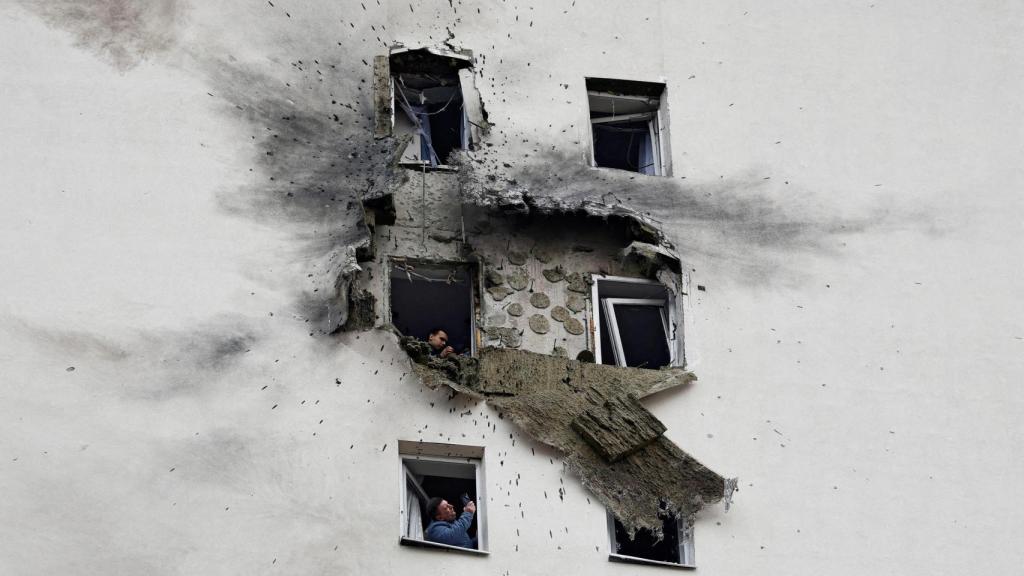 La fachada de uno de los edificios alcanzados por el ataque de drones de Ucrania contra Moscú, ayer.