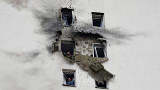 La fachada de uno de los edificios alcanzados por el ataque de drones de Ucrania contra Moscú, ayer.