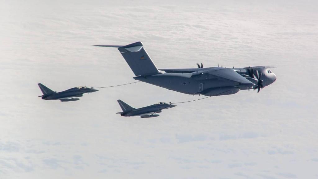 A400M reabasteciendo en vuelo a cazas Eurofighter, ambas plataformas cuentan con conexión Link 16