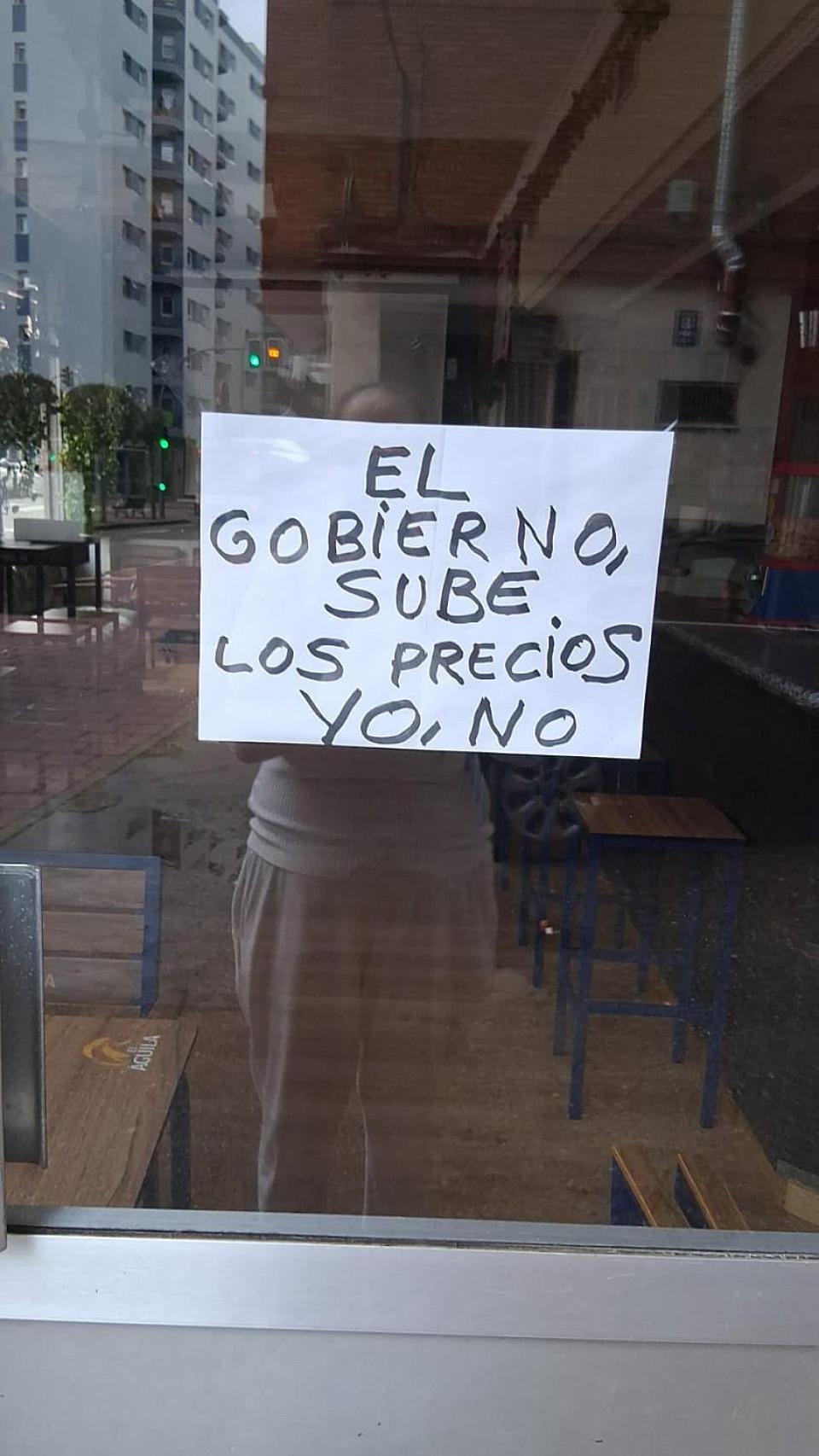El cartel en la puerta de El Chiringuito de Sebas