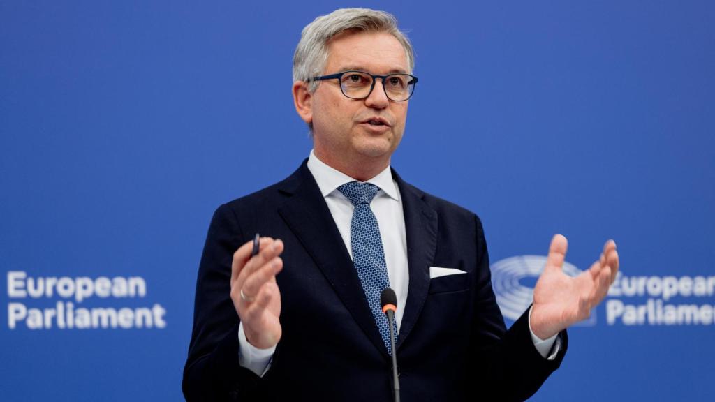 El comisario de Migración, Magnus Brunner, durante la rueda de prensa de este martes en Estrasburgo