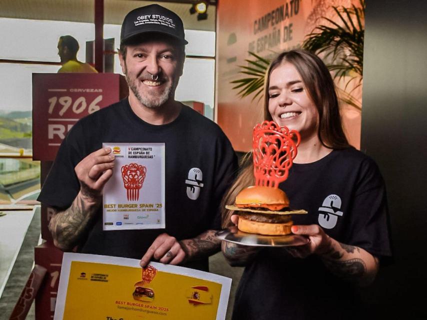 Jorge y Shara con su premio.