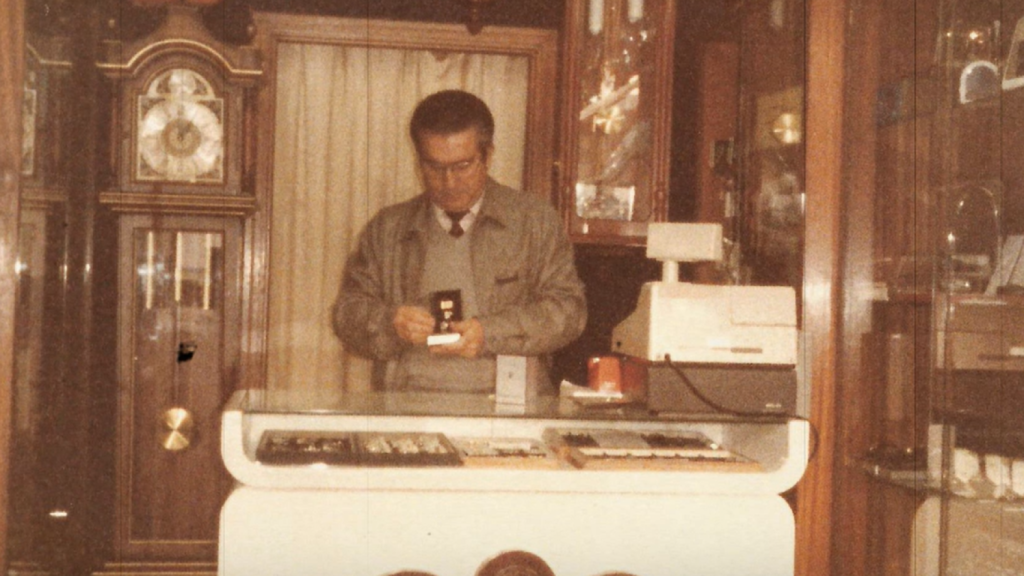 Ángel Pérez en su tienda de El Campello.
