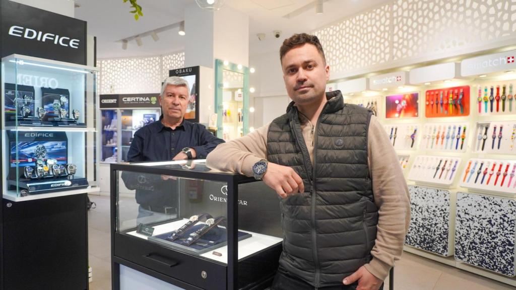 Joaquín y Javier buscan el alma de los relojes.