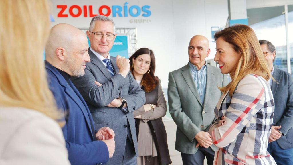 La alcaldesa de Zaragoza, Natalia Chueca, en la presentación de la iniciativa de Zoilo Ríos y Repsol para recogida de aceite usado en 70 gasolineras de Aragón.