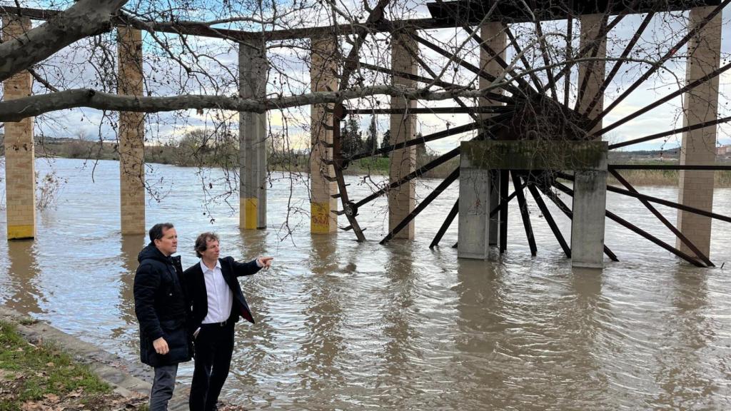 Carlos Velázquez y Rubén Lozano junto a la noria de Safont.