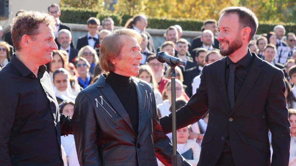 El catedrático del Conservatorio de Música de Jaén, Tomás Arboledas (i), el cantante Raphael (c) y Antonio Florián López (d), profesor en el Conservatorio de Música Andrés Segovia de Linares, el 23 de noviembre, durante la grabación de El Tamborilero.