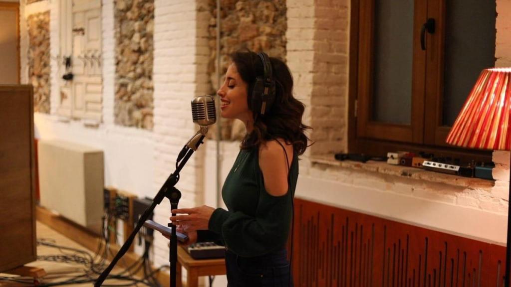 Teresa Mood (Teresa García) canta durante la grabación de su nuevo EP.