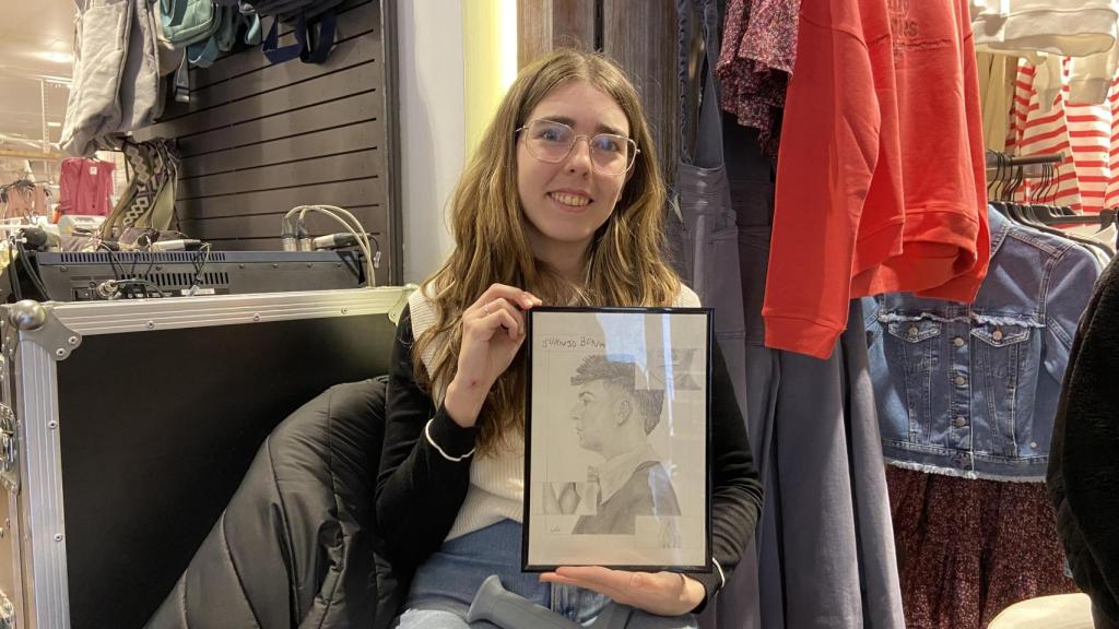 Lydia muestra su dibujo.