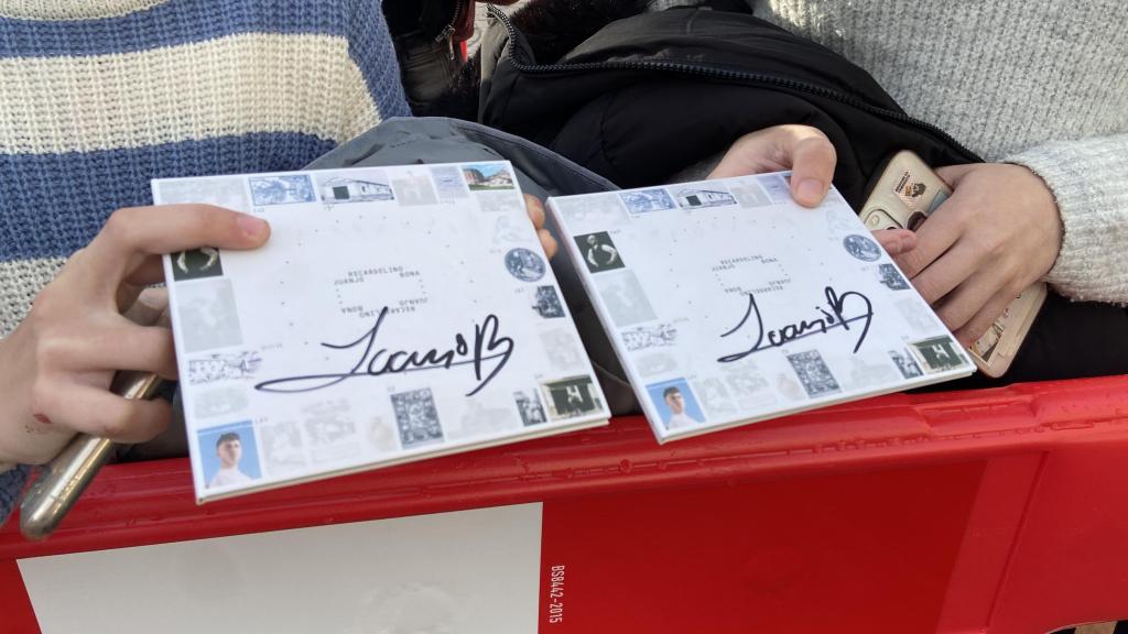Varias seguidoras muestran los discos firmados.