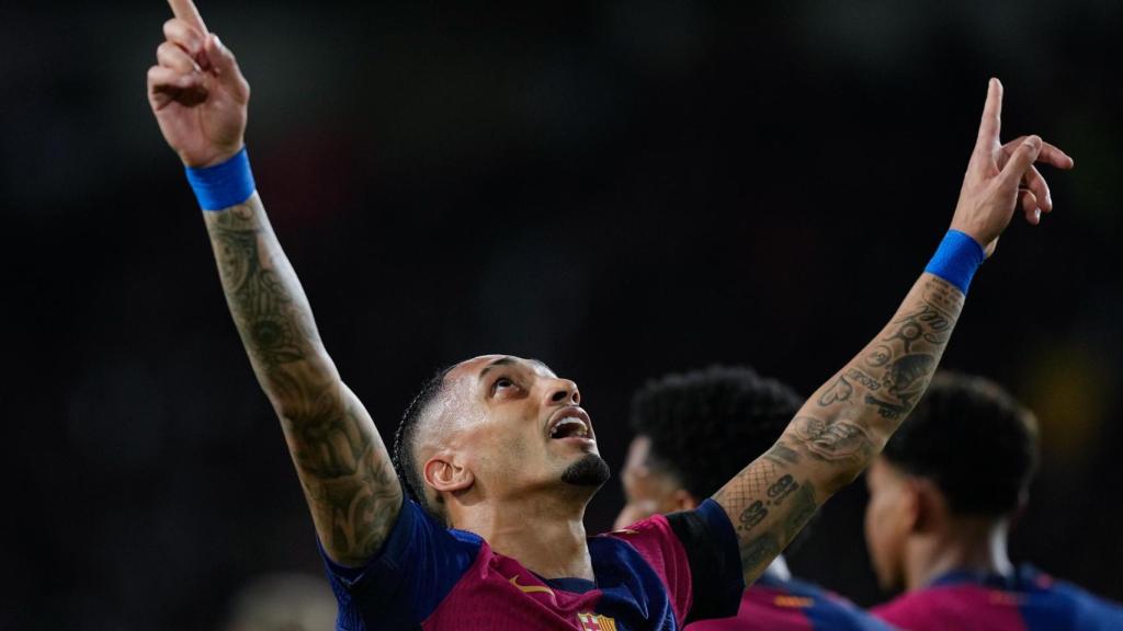 Raphinha celebra uno de los goles ante el Benfica.