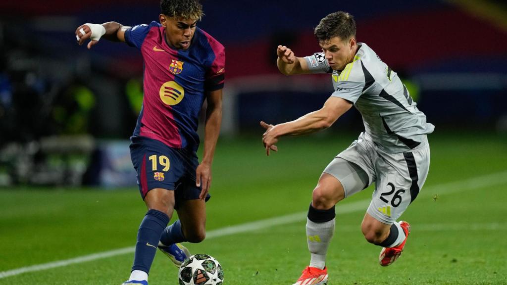 Lamine Yamal trata de zafarse de Dahl.