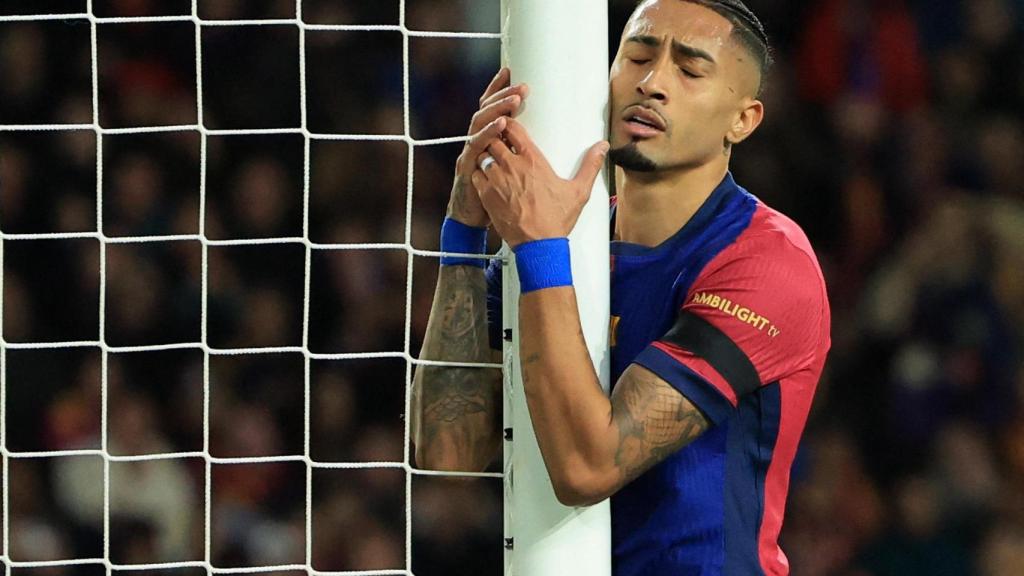 Raphinha, junto al poste.