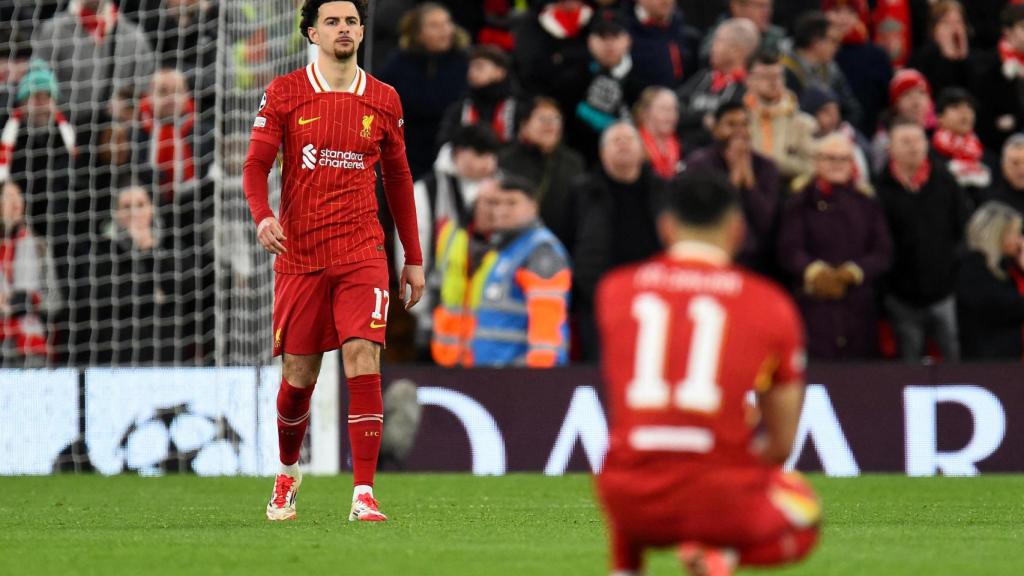 Salah, agachado tras el fallo de Curtis Jones en la tanda de penaltis.