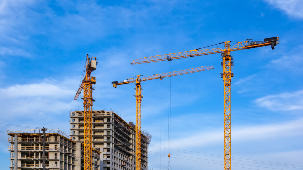 Dos edificios en obras, en una imagen de Shutterstock.