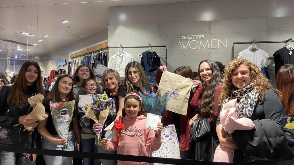 Algunas de las fans de Juanjo en la fila de la firma.