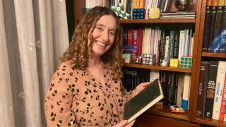 Eva, clienta de la librería.