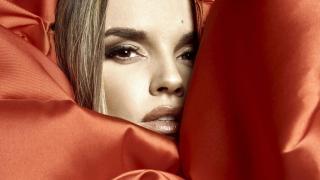 Melody posa para Valero Rioja en su sesión de fotos para Eurovisión 2025.