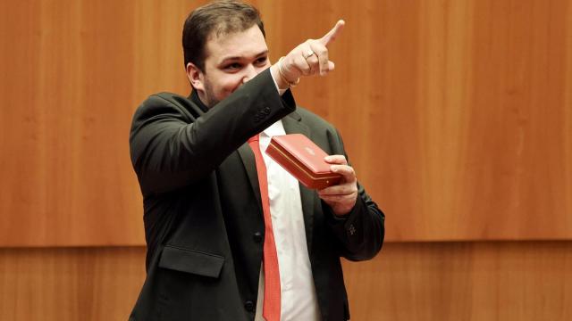 Toma de posesión del nuevo procurador socialista Carlos Fernández en el Pleno de las Cortes